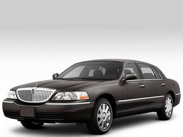 Lincoln Town Car Sedan